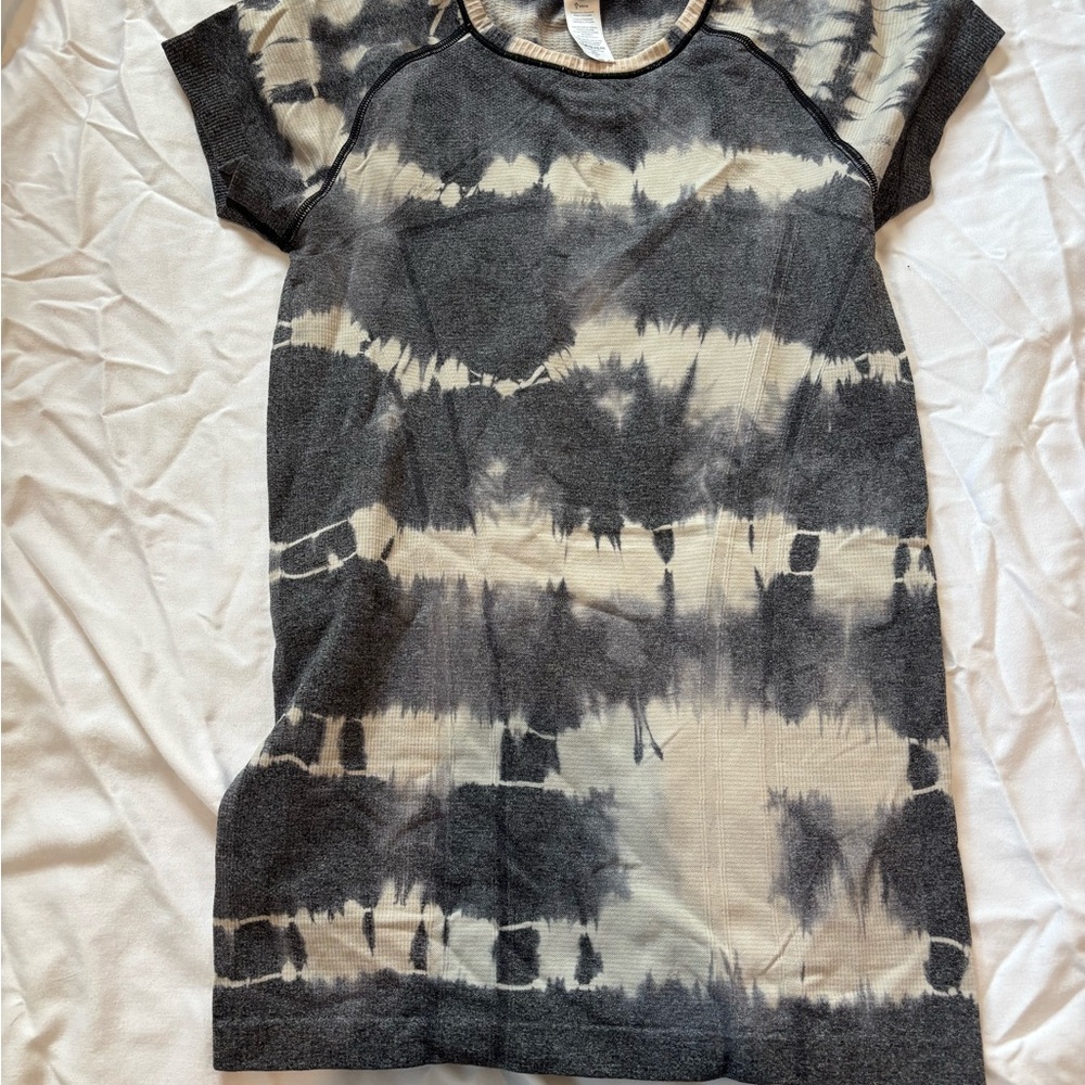 Ivivva Black and Cream Patterned Tee